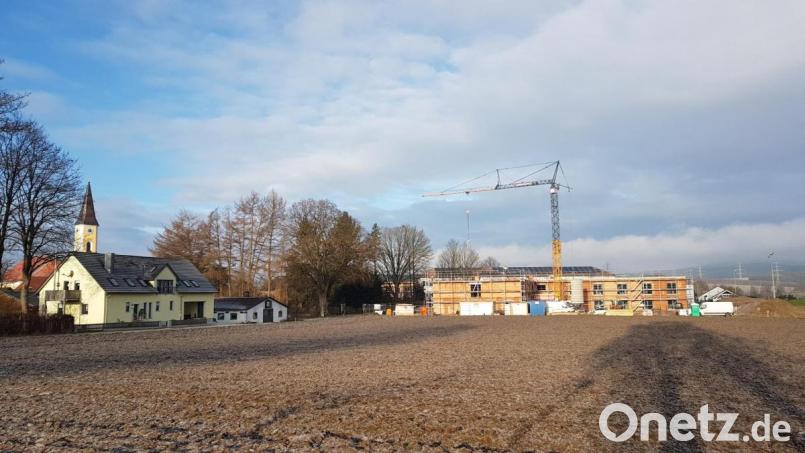 Moosbach bekommt ein Haus für betreutes Wohnen und die Tagespflege. Der Rohbau ist bereits fertig gestellt. Bild: gi