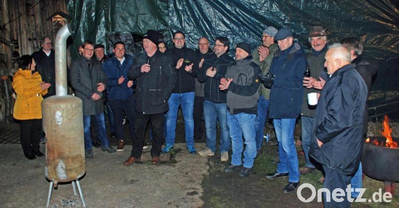 Bei Bratwurst, Glühwein, Bier oder auch nichtalkoholischen Getränken konnten die Bürgerinnen und Bürger sich ausgiebig mit den CSU-Kandidaten unterhalten. Und damit niemand zu sehr frieren mussten, standen wärmende Feuerstellen bereit. Bild: wee