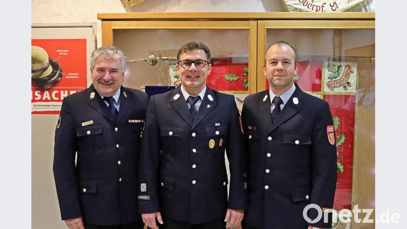 Kreisbrandinspektor Hans Sperber (links) mit den beiden neuen (alten) Kommandanten Sven Zocher (Mitte) und Michael Schmidt. Bild: jma
