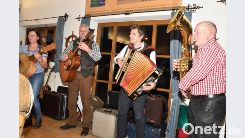Horst Maibach, Johann Meckl, Max Weiß und Barbara Dineiger (von rechts) bringen Stimmung in die mit 120 Gästen voll besetzte &quot;Almhütte&quot;. Bild: hcz