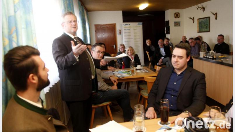 Oberbürgermeister Andreas Feller (stehend) warb beim CSU-Wahlkampfauftakt am Sonntag im Gasthaus Hauser in Holzhaus um das Vertrauen der Wähler. Bild: Hirsch