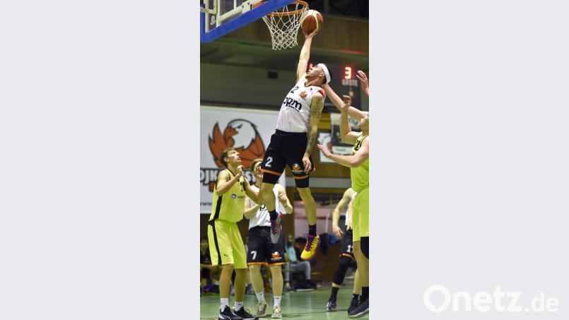 Aaron Scott (am Ball) wird zum Matchwinner für die DJK. Neben seinem Dreier zum Sieg gegen Bayreuth überzeugte der Neustädter Aufbauspieler durch starke Aktionen in der Verteidigung, darunter zwei Blocks. Bild: Büttner, Gerhard