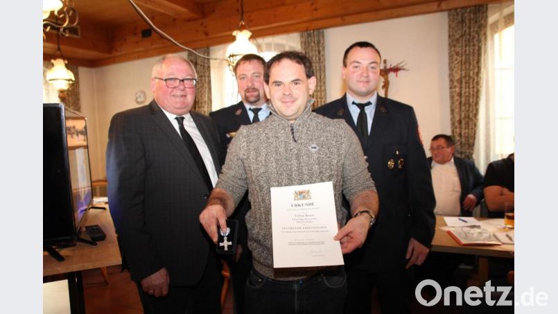 Kreisbrandmeister Peter Killermann (Zweiter von links) zeichnete Tobias Bauer für 25 Jahre aktiven Dienst mit dem „Feuerwehr-Ehrenzeichen“ aus. Bürgermeister Heinz Weigl (links) und Ferdinand Roßmann (rechts) gratulierten. Bild: frd