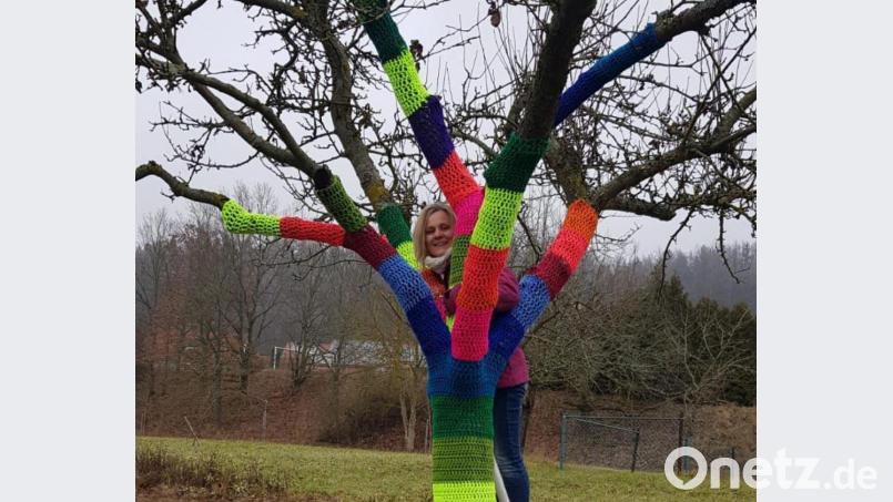 Kunstsinn, eine Botschaft und viel Spaß am Hobby sind für Margit Haller der Antrieb, Farbtupfen in die Landschaft - wie an diesen Baum - zu bringen. Bild: alr