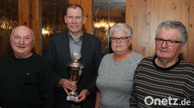 Die Vereinsmeister von Reisetaube Neumühle: 2. Vorsitzender Roland Behr (von links) ehrt Wolfgang Auerbacher sowie Petra und Anton Retzer. Bild: gfr