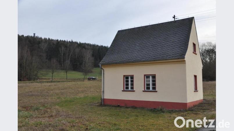 Das alte Pumphaus der Wasserversorgung Neustadt am Kulm, im Hintergrund der Rauhe Kulm. Bild: ak