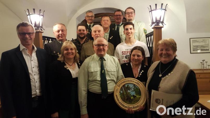 Verdiente Mitglieder wurden ausgezeichnet. Im Bild von links: Bürgermeister Hermann Falk, Josef Epp, Johanna Bauer, Tobias Wanek, Günter Heidl, Gauschützenmeister Heiner Fraunholz, Josef Maier, Norbert Kummert, Richard Schwarz, Jacob Schwab, Michael Schübel, Wioletta Süßer und Elfriede Meyer. Bild: vt