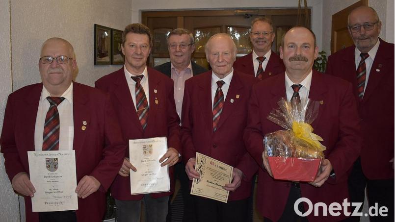 Bei der Hauptversammlung (von links): Die beiden neuen Ehrenmitglieder Peter Mederer und Fritz Ertl, Bürgermeister Hans Koch, 2. Vorsitzender Hans-Jürgen Hüttner, Vorsitzender Manfred Pirner und Chorleiter Wolfgang Prasse. Bild: sck