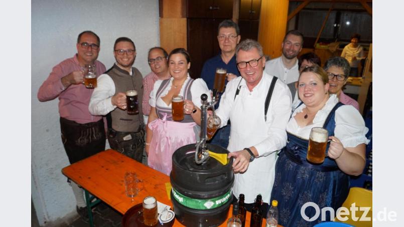 &quot;Vollversammlung&quot; am Zoiglfass: Eine starke CSU-Mannschaft um Chef Markus Dobmeier und Bürgermeister Ernst Lenk (von links) bewirtschaftet beim 13. Zoiglfest in der überfüllten Jakobsklause Gäste aus dem ganzen Landkreis mit süffigem Bier und deftigen Brotzeiten. Bild: du
