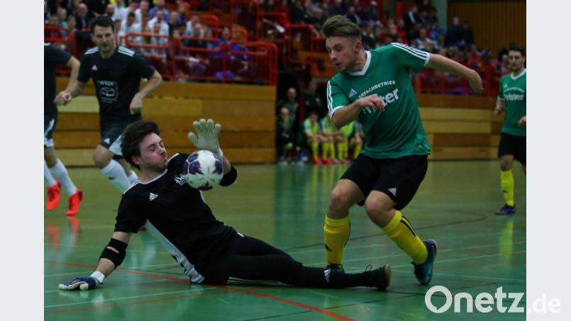 Mitterteichs Keeper Michael Schultes riskiert gegen den Waldsteiner Angreifer Patrick Rüger (grün) alles und kann den Ball abwehren. Links im Bild Mitterteichs 48-jähriger Routinier Jürgen Schneider. Bild: Heinrich Weiss
