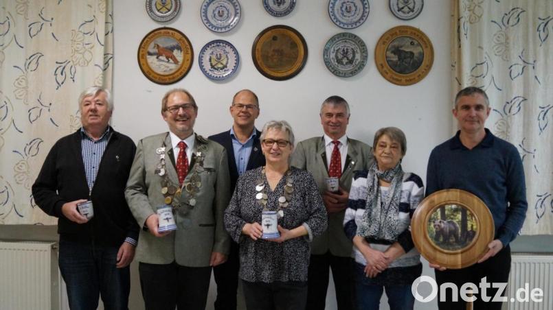 1. Ritter Erich Wilfert, Schützenkönig Harald Roßmeißl, 2. Bürgermeister Alexander Werner, Schützenliesl Gertraud Krös, 2. Ritter Franz Krös, Scheibenspenderin Magdalena Tardel und Scheibengewinner Roland Krös (von links). Bild: krs
