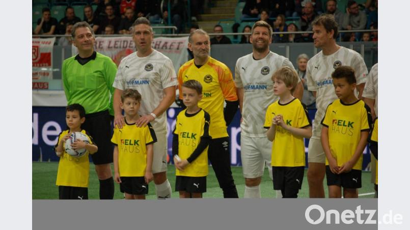 Mit die zwei bekanntesten Ex-Profis auf dem Regensburger Parkett: Die Ex-Nationalspieler Jens Lehmann (rechts) und Thomas Hitzelsperger (Zweiter von rechts). Bild: gib