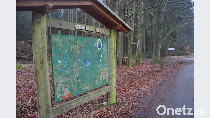 Mit neuen Tafeln sollen die Einstiege in die Wanderwege bestückt werden. An der Straße zum Rothenbürger Weiher soll das vorhandene Gestell genutzt und nur das Schilder erneuert werden. Bild: ws