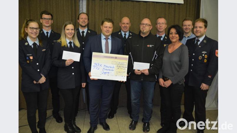 Mit jeweils 250 Euro unterstützen die Mitterteicher Christsozialen die Feuerwehr und das Rote Kreuz. Das Bild entstand bei der Spendenübergabe und zeigt (von links) Alena Kempf, Tobias Wedlich und Carolina Grabis (alle Jugendfeuerwehr), Feuerwehr-Jugendwart Johannes Schmid, CSU-Vorsitzenden Stefan Grillmeier, Kommandant Franz Bauernfeind, BRK-Bereitschaftsleiter Robert Hoyer, den stellvertretenden Kommandanten Günther Sommer, FU-Vorsitzende Alexandra Weiß, JU-Vorsitzenden Christoph Hampel und Feuerwehr-Vorsitzenden Christian Grillmeier. Bild: jr
