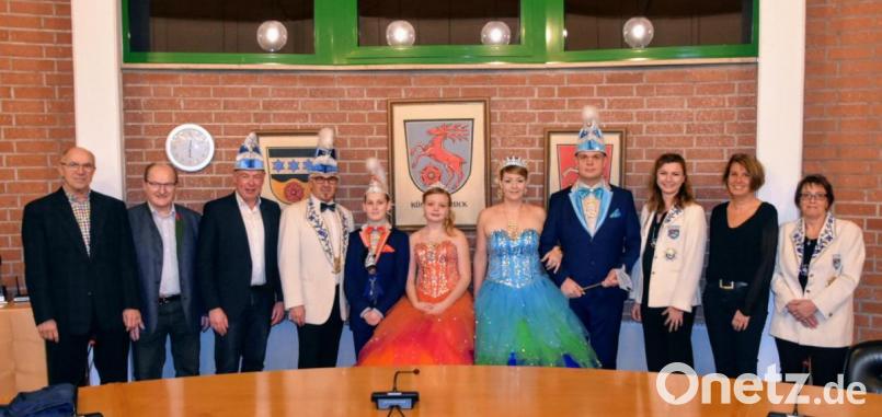 Der Fasching regiert im Kümmersbrucker Rathaus (von links): Hans Graf, Hubert Blödt, Roland Strehl, Narrhalla-Präsident Dieter Streber, Kevin II. Mira I., Sabine III., Michael IV., Narrhalla-Vizepräsidentin Denise Forster, Birgit Singer-Grimm und Iris Höll. Bild: Singer-Grimm