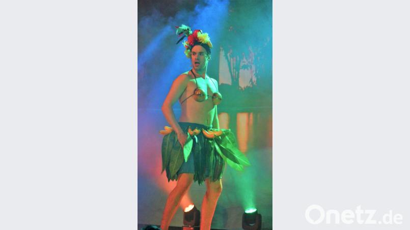 Mut zum Kostüm ist bei Dominic Niedenzu angesagt: Schließlich geht es ja um "Zwei Apfelsinen im Haar". Bild: stg