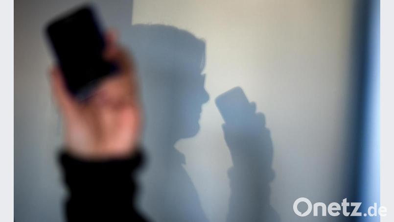 Die Handy-Ortung beim Notruf: Was kann sie? Bild: Arno Burgi/dpa