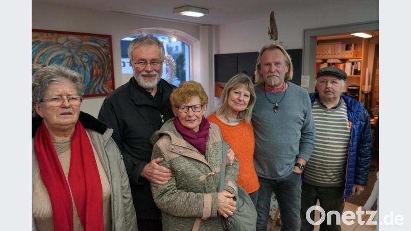 Pfarrer Edmund Prechtl (Zweiter von links) freute sich über die Führung des Künstlerehepaars Inge und Bert Flor (Vierte und Fünfter von links). Bild: soj