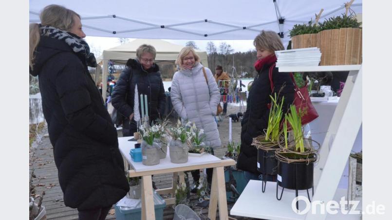 Die Kunstgewerbestände auf der Schätzlerbad-Terrasse finden großes Interesse. Bild: Kunz
