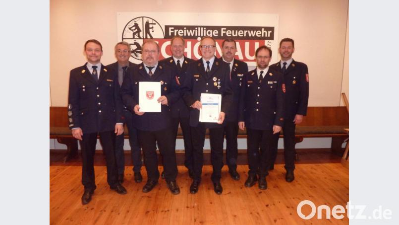 Die beiden mit dem Feuerwehrehrenkreuz des Kreisfeuerwehrverbandes Cham in Silber ausgezeichneten Josef Neuwirth und Norbert Kopp mit den Feuerwehrführungskräften, sowie dem Kommandanten und Vorsitzenden, sowie 1. Bgm. Prögler Bild: kk