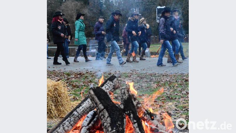 Line-Dance-Gruppen tanzen am Lagerfeuer zu Country-Musik. Bild: Kunz
