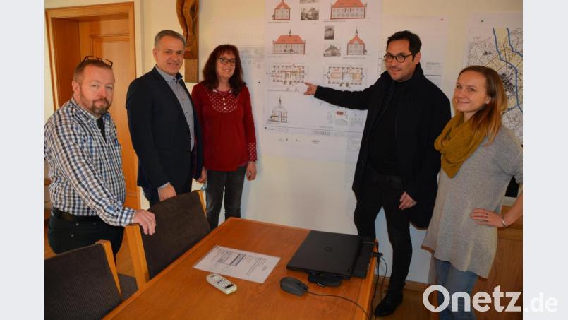 Günther Deinzer (Bauamt), Bürgermeister Roland Grillmeier, Büchereileiterin Viola Rieß sowie Architekt Peter Hilgarth mit Mitarbeiterin Kristina Kulicke stellten den derzeitigen Planungsstand zur Sanierung des Historischen Rathauses vor. Bild: jr