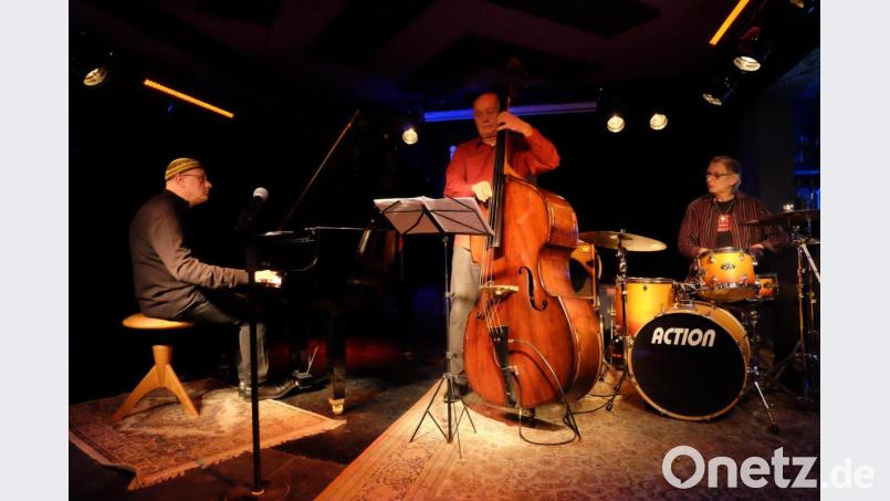 Hochstimmung im &quot;Bistrot Paris&quot;: Das Trio MUH mit dem Pianisten Roberto Magris, mit František Uhlíř am Bass und Jaromír Helešic am Schlagzeug begeisterte nicht nur eingefleischte Jazz-Fans. Bild: lr
