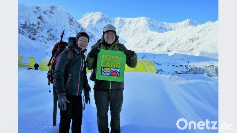 Petra und Robert Stammler aus Traßlberg haben sicherlich eines der exotischsten Reiseziele zur Aktion „The Walking Bag“ beigesteuert. Ihr Selfie entstand in einem Zeltlager auf 4100 Metern Höhe bei einer Gletscher-Trekkingtour in Kirgistan. Im Hintergrund zu sehen ist der Pik Pobeda (7439 Meter), der höchste Berg des Landes Bild: Robert Stammler