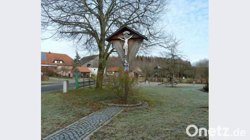 Der Dorfplatz im Ortsteil Pirk ist heute ein kleines Schmuckstück. Vor 90 Jahren musste der Ortsrat eingreifen und das Lagern von Schutt und Humuserde verbieten. Bild: Portner