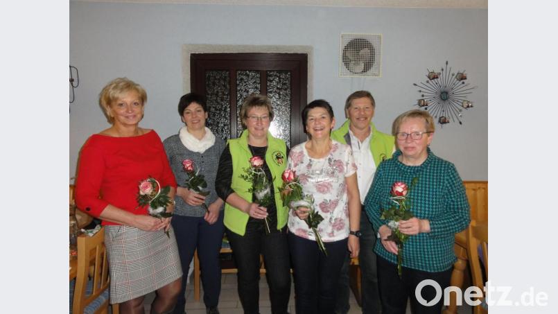 Für 20 Jahre oder mehr im Vorstand dankt Vorsitzender Josef Höllerl Christa Hösl (von links, 20 Jahre Schriftführerin), Martina Neubauer (20 Jahre Kassiererin), Christine Walter (20 Jahre Ortsdelegierte, 4 Jahre stellvertretende Vorsitzende), Monika Höllerl (24 Jahre Betreuerin Kindergruppe), Höllerl, Barbara Henfling (20 Jahre Betreuerin Kindergruppe). Bild: jhö