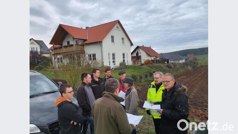 Auch über die Möglichkeit der Ausweisung von Baugebieten in den Ortsteilen der Marktgemeinde Freihung informierte Bürgermeisterkandidat Klaus Siegert (Vierter von rechts ). Bild: döh