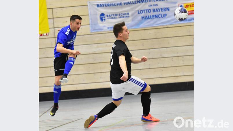 Der Weidener Moritz Zeitler (links) jagt im Endspiel den Ball in Richtung Wackersdorfer Tor: Die SpVgg SV gewann das Finale gegen den TV Wackersdorf glatt mit 4:0. Bild: A. Schwarzmeier