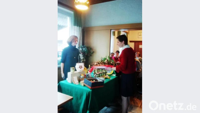 Beim Brunch informierte Luzia Ernst (links) über Honig und Honigprodukte. Bild: njn