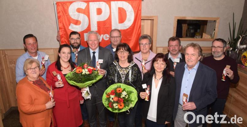 Die Liste der SPD wird von Stefan Seitz (Fünfter von links) als Bürgermeisterkandidat angeführt. Bild: fz