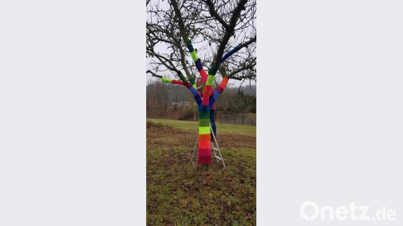 Kunstsinn, eine Botschaft und viel Spaß am Hobby sind für Margit Haller der Antrieb, Farbtupfen in die Landschaft zu bringen. Bild: alr