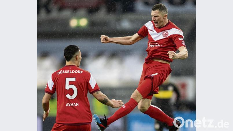 So will Oliver Fink (rechts) wieder in der Rückrunde jubeln. Der Kapitän von Fortuna Düsseldorf will auch seine persönliche Einsatzbilanz im Gegensatz zur Vorrunde verbessern. Links wartet Kaan Ayhan auf Finks Landung. 	Bild: Marius Becke Bild: dpa