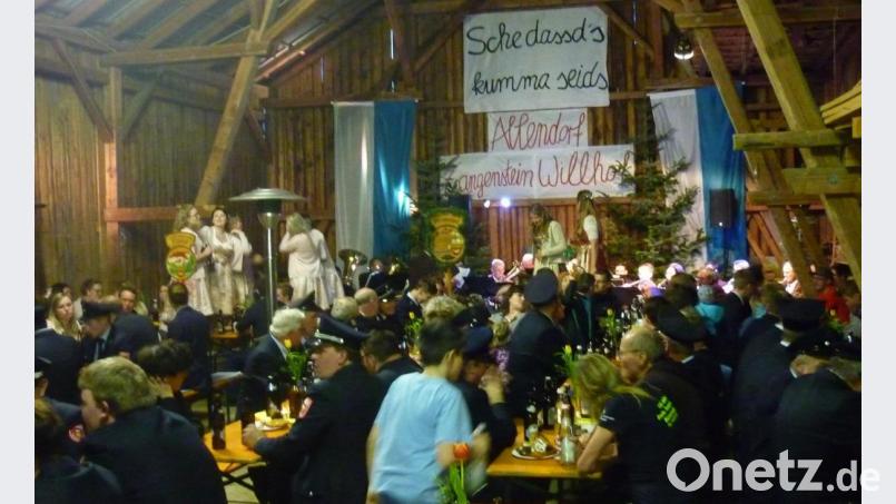 Im Hausmannstodl wurde die beiderseitige Patenschaft zwischen den Feuerwehren Fronhof und Dürnersdorf zusammen mit den drei Ehrenpatenvereinen bei Freibier und einem warmen Büfett zünftig gefeiert. Bild: haa