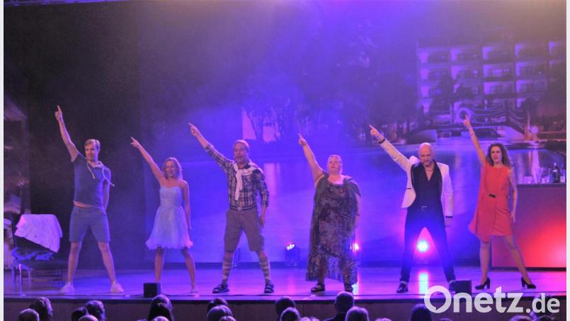"Ab in den Süden" ging es für die sechs Künstler in der gleichnamigen Musical-Show auf der Bühne der Max-Reger-Halle: Im Gepäck hatten sie rund 50 Schlager der vergangenen gut 60 Jahre. Bild: stg