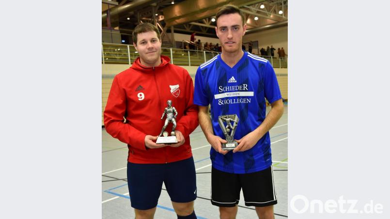 Zwei Spieler, die der Futsal-Bezirksmeisterschaft ihren Stempel aufdrückten: Bastian Lobinger (SpVgg Pfreimd, links) wurde zum besten Spieler gewählt, Michael Busch (SpVgg SV Weiden) war mit sechs Treffern erfolgreichster Torschütze. Bild: A. Schwarzmeier