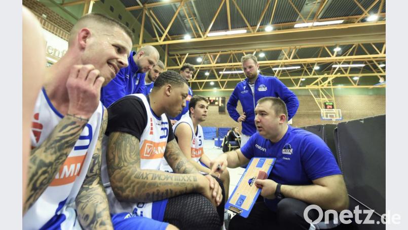 Trainer Roman Lang (rechts) gibt in einer Auszeit wertvolle Tipps: Die Hamm Baskets machten mit Kulmbach kurzen Prozess und festigten mit einem klaren Heimsieg den vierten Tabellenplatz in der Bayernliga Nord. Bild: Büttner, Gerhard