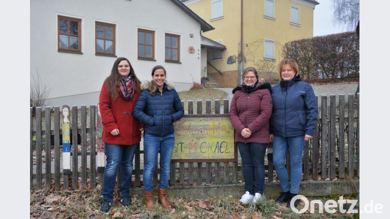 Die Vorsitzende Daniela Meier (re.) zusammen mit den Vorstandsmitgliedern (v. li.) Carolin Himmler, Melanie Gebhardt und Christine Winkler, vor dem Kindergarten St. Michael, in Ehenfeld. Bild: fdl