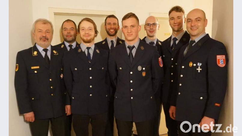 Bei der Jahreshauptversammlung im Gasthaus Schadl wählten die Weiherer Feuerwehrleute eine neue Führung. Von links: Kreisbrandrat Fredi Weiß, Kreisbrandmeister Marco Weiß, 2. Kommandant Philipp Birner, 1. Vorstand Michael Reif, Gerätewart Andi Losch, Kassier Sebastian Wendl, 2. Vorstand Tobias Schadl und 1. Kommandant Norbert Stangl. Nicht im Bild: Schriftführer Daniel Stiegler. Bild: u