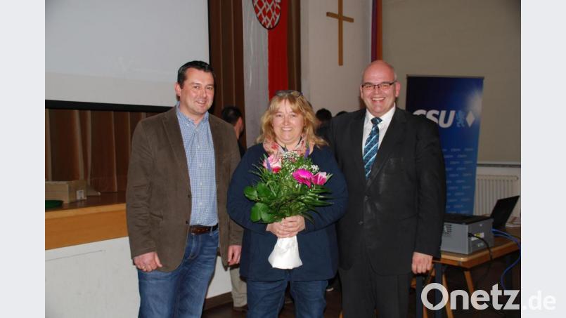Zweiter Bürgermeister Christian Hebert (links) überreichte an Brigitte Meyer angesichts der erneuten Nominierung ihres Ehemanns Klaus als Bürgermeisterkandidat einen Blumenstrauß. Bild: enz