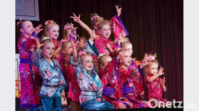 Ins ferne Asien entführten die Gardeflöhe - ganz stilecht im Kimono. Bild: abi