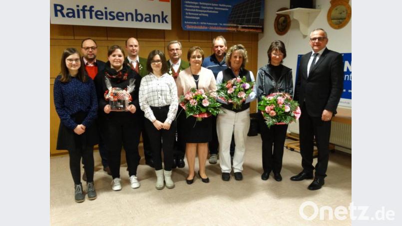 Die geehrten Frauen und Männer der Gemeinde Pullenreuth mit Bürgermeister Hubert Kraus (rechts). Bild: twg