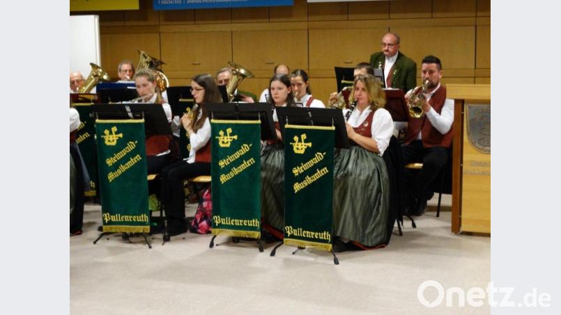 Die Steinwaldmusikanten Pullenreuth unter der Leitung von Johannes Hecht umrahmten den Neujahrsempfang musikalisch. Bild: twg