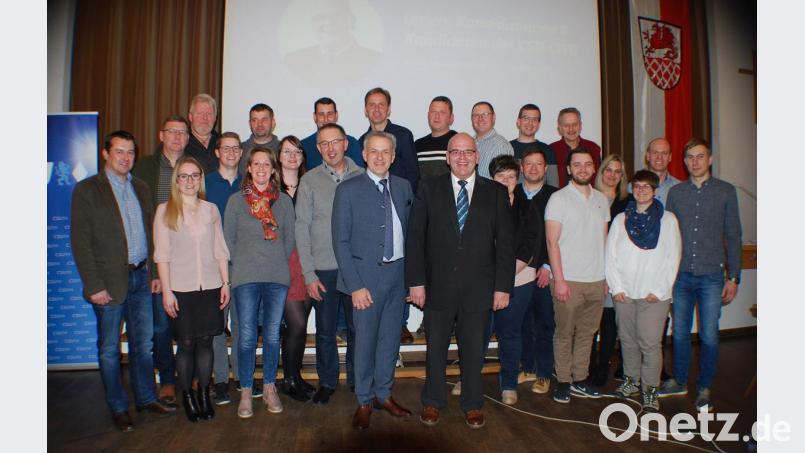 Nominiert wurden im Tillensaal die Kandidaten der Liste CSU-CWG: (vorne, von links) Christian Hebert, Franziska Maier, Martin Dietl, Birgit Lippert, Barbara Weiß, Alfons Schnurrer, Landratskandidat Roland Grillmeier, Bürgermeister Klaus Meyer, Nicole Rustler, Christian Schnurer, Christian Eckstein, Carina Keil, Daniela Altnöder, Thomas Böhm und Matthias Fischer sowie (hinten, von links) Erwin Löw, Werner Bauer, Wolfgang Müller, Michael Jaworeck, Robert Ernstberger, Markus Betzl, Markus Schwartling, Manuel Brucker und Hermann Fischer. Bild: enz
