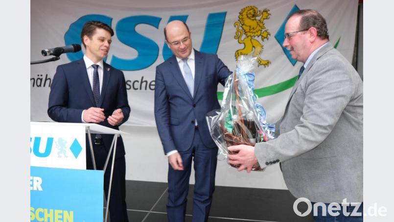 Andreas Otterbein brachte einen großen Geschenkkorb auf die Bühne, mit dem sich Achim Kuchenbecker bei Albert Füracker bedankte. Bild: usc
