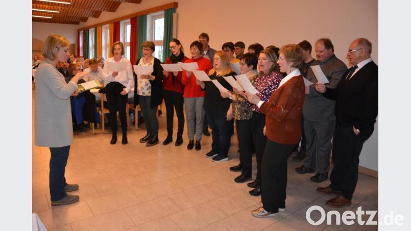 Der Münchenreuther Kirchenchor unter der Leitung von Christine Sommer sang zu Ehren des Jubilars in Fockenfeld. Bild: jr