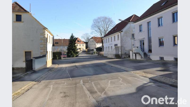 Dieser Blick auf den Dorfplatz in Großschönbrunn wird der Vergangenheit angehören, wenn mit der Dorferneuerung Großschönbrunn mit einem Aufwand von fast 1.6 Millionen Euro die Ortsmitte neu gestaltet wird. Bild: gf